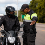Motociclista passa por abordagem de fiscalização em rodovia brasileira