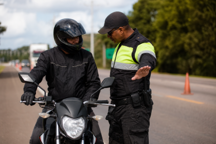 Motociclista passa por abordagem de fiscalização em rodovia brasileira