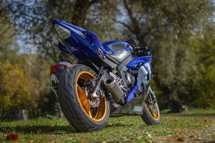 Motocicleta esportiva azul estacionada ao ar livre em um dia ensolarado.