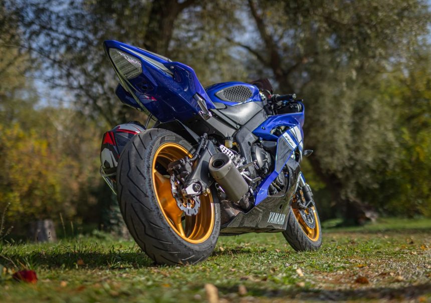 Motocicleta esportiva azul estacionada ao ar livre em um dia ensolarado.