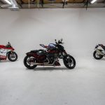 Três motocicletas Ducati expostas em um estúdio de fundo branco.