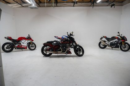 Três motocicletas Ducati expostas em um estúdio de fundo branco.