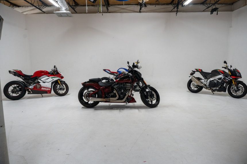 Três motocicletas Ducati expostas em um estúdio de fundo branco.