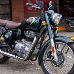 Motocicleta Royal Enfield estacionada ao ar livre, exibindo o design clássico e detalhes cromados.