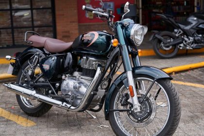 Motocicleta Royal Enfield estacionada ao ar livre, exibindo o design clássico e detalhes cromados.