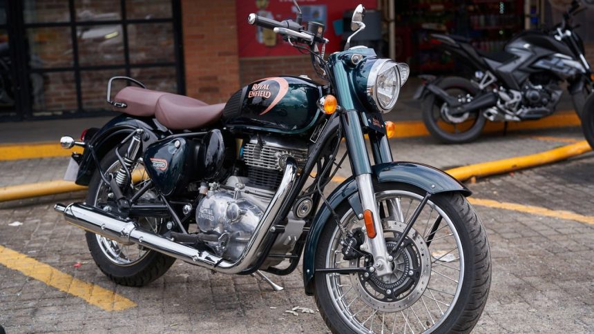 Motocicleta Royal Enfield estacionada ao ar livre, exibindo o design clássico e detalhes cromados.